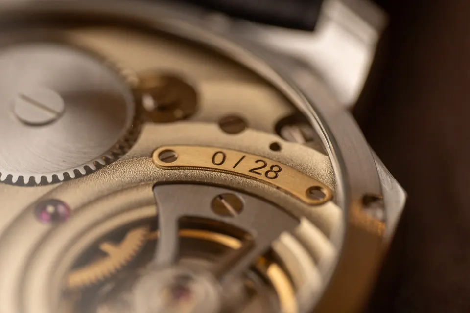 Edition numbering 0/28 engraved on the three-quarter plate