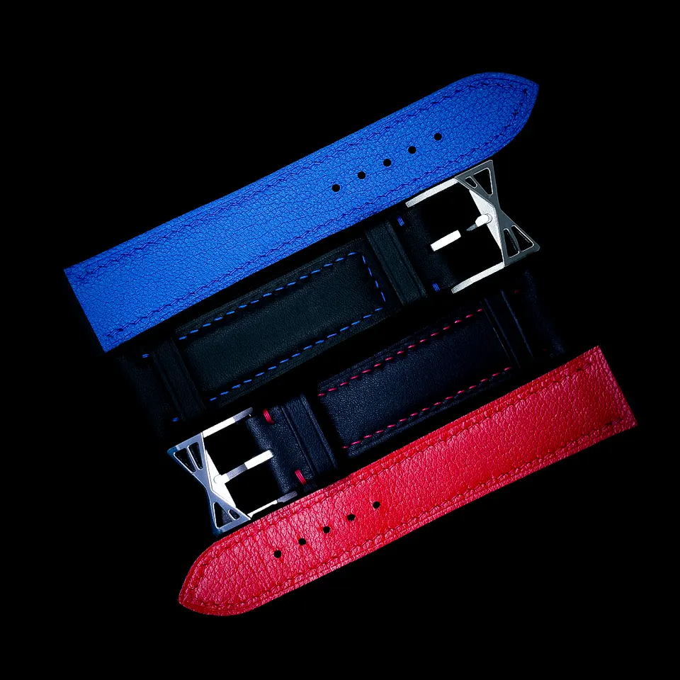 Straps lined in the corner colours